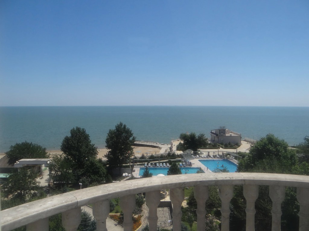 Вид на бассейны и Каспийское море
