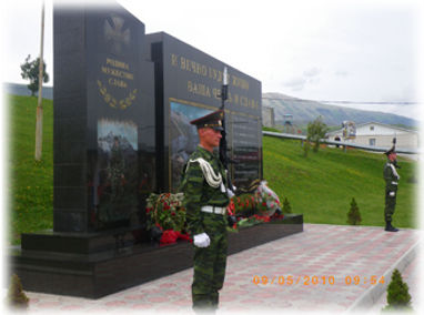 Стеллы, монументы и панно