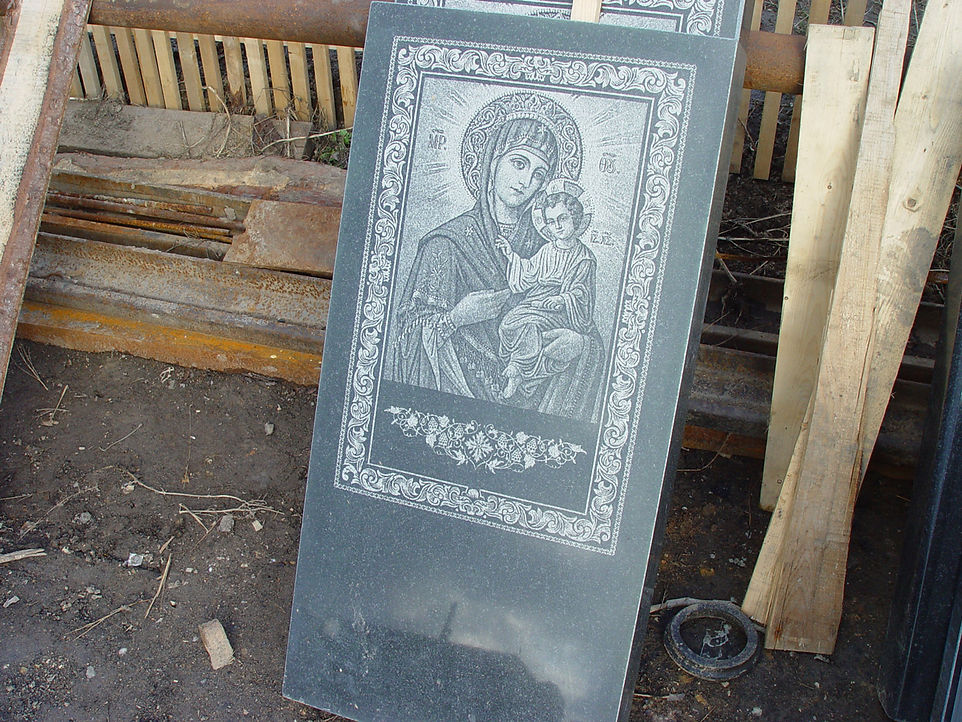 Образец гравировки на карельском габбро